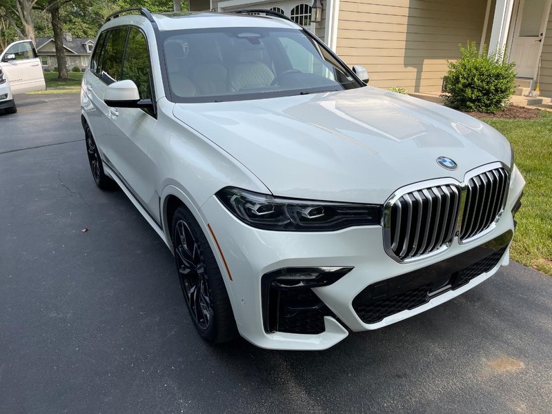 BMW X7 Vehicle Full-screen Gallery Image 3