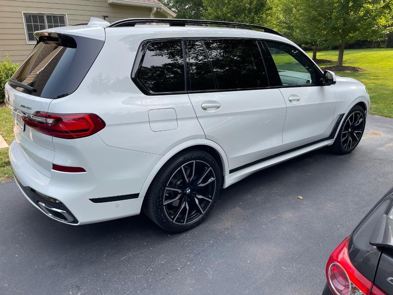 BMW X7 Vehicle Full-screen Gallery Image 4