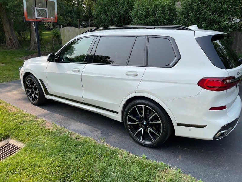 BMW X7 Vehicle Full-screen Gallery Image 5
