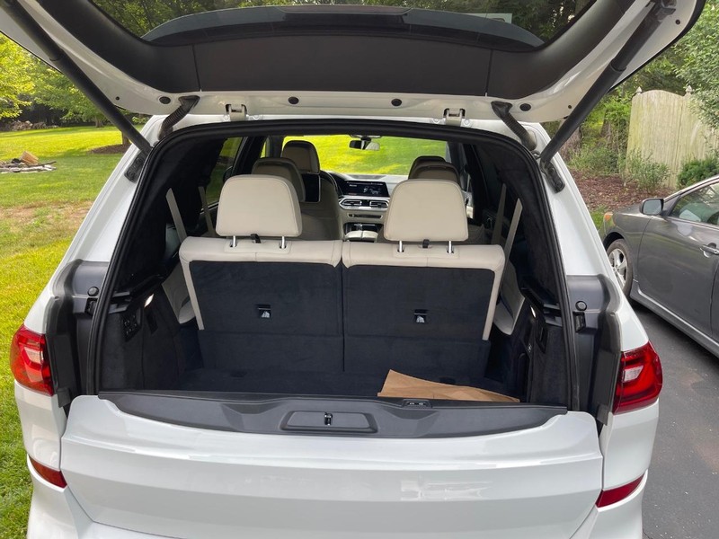 BMW X7 Vehicle Full-screen Gallery Image 6