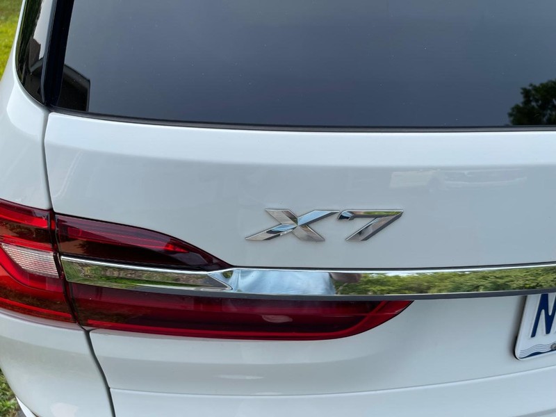 BMW X7 Vehicle Full-screen Gallery Image 7