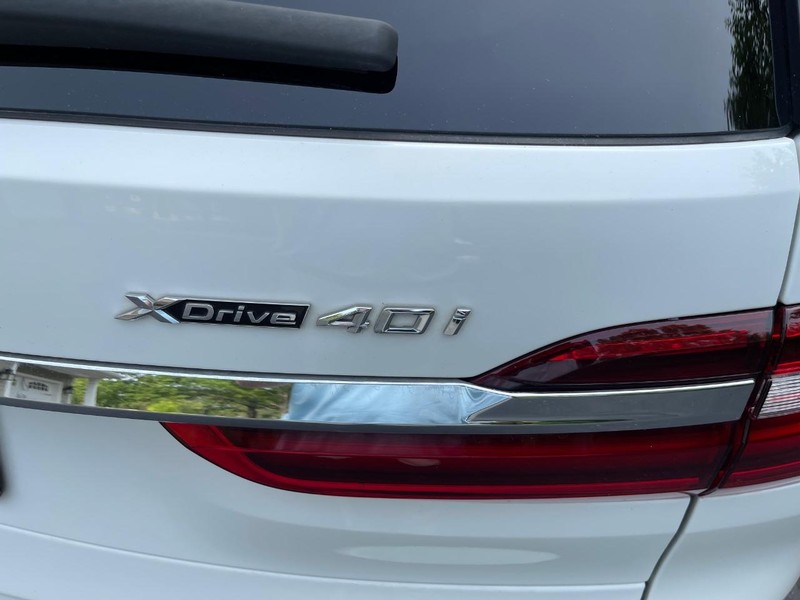 BMW X7 Vehicle Full-screen Gallery Image 8