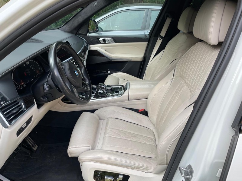 BMW X7 Vehicle Full-screen Gallery Image 9