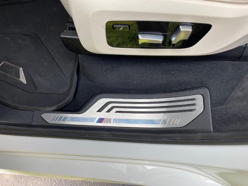 BMW X7 Vehicle Full-screen Gallery Image 10