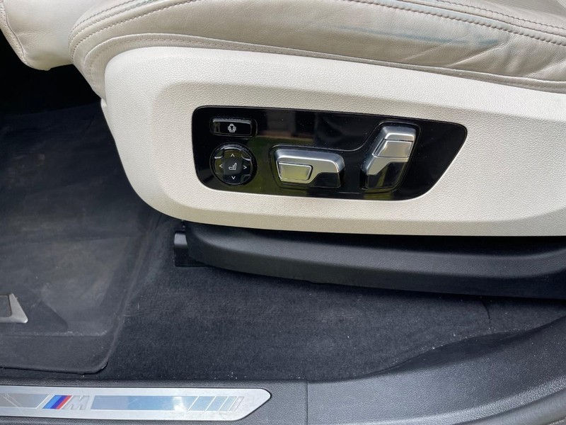 BMW X7 Vehicle Full-screen Gallery Image 11