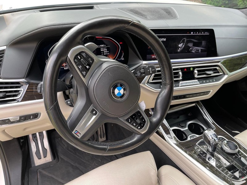 BMW X7 Vehicle Full-screen Gallery Image 12
