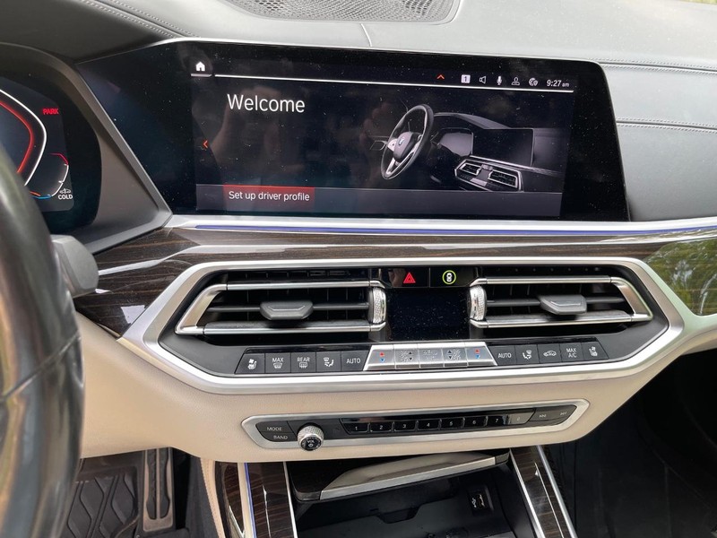 BMW X7 Vehicle Full-screen Gallery Image 14