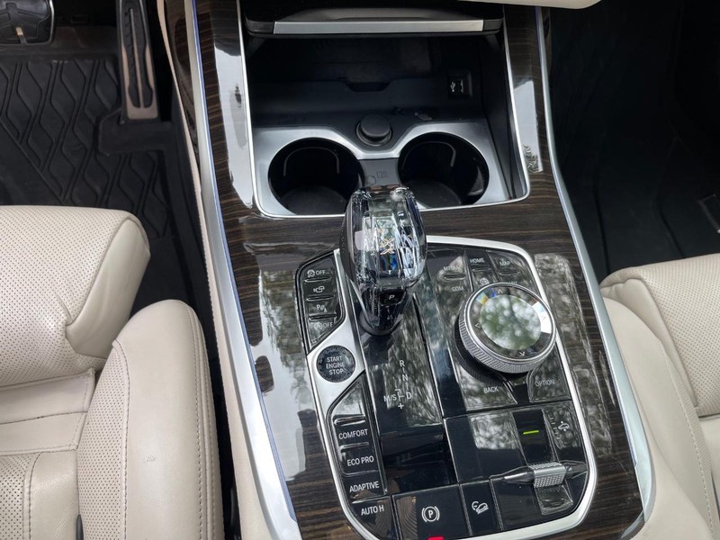 BMW X7 Vehicle Full-screen Gallery Image 15