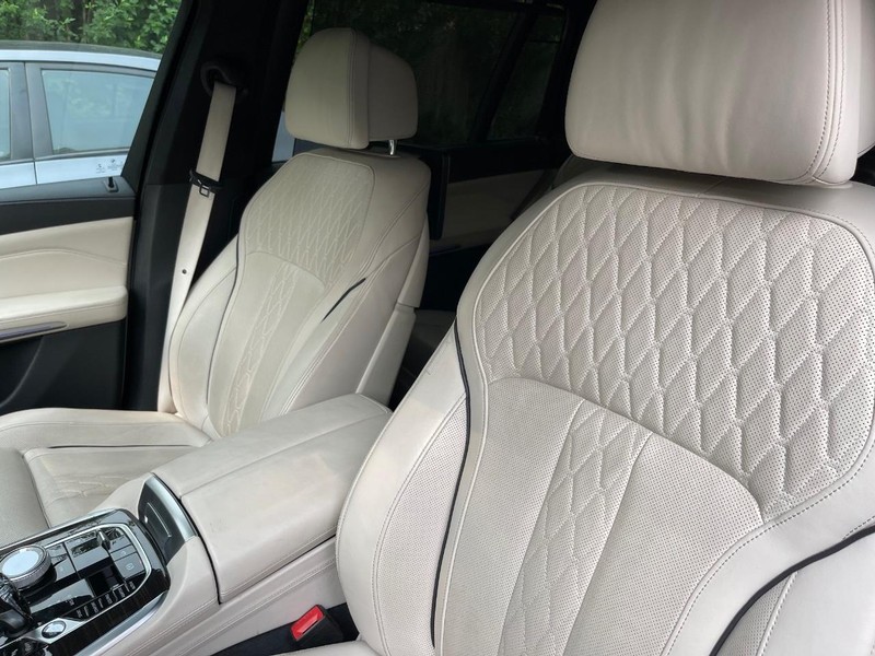 BMW X7 Vehicle Full-screen Gallery Image 16