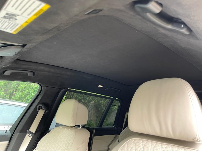 BMW X7 Vehicle Full-screen Gallery Image 17