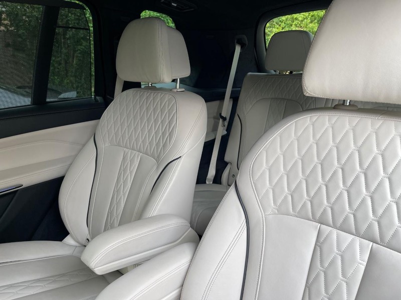 BMW X7 Vehicle Full-screen Gallery Image 18
