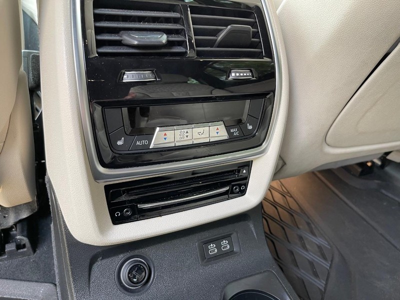 BMW X7 Vehicle Full-screen Gallery Image 19