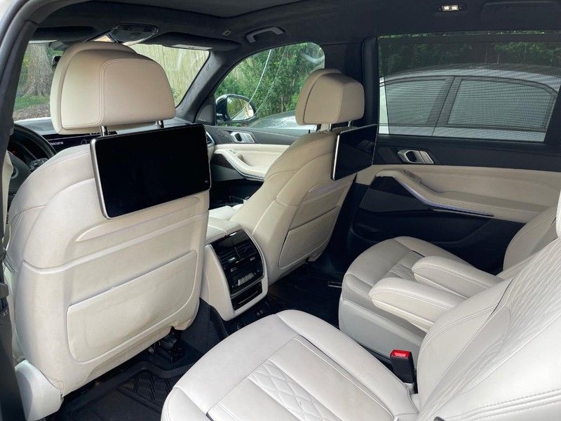 BMW X7 Vehicle Full-screen Gallery Image 20