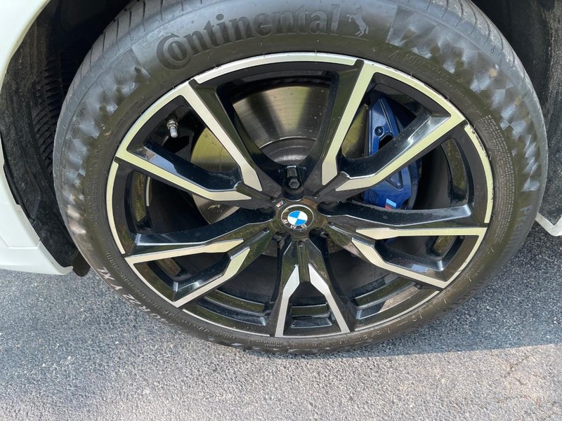 BMW X7 Vehicle Full-screen Gallery Image 21