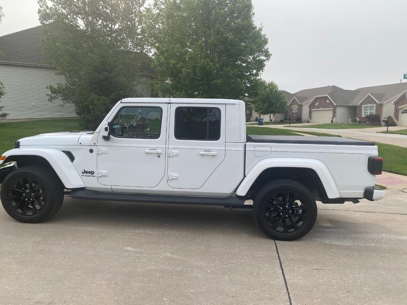 Jeep Gladiator Vehicle Full-screen Gallery Image 3