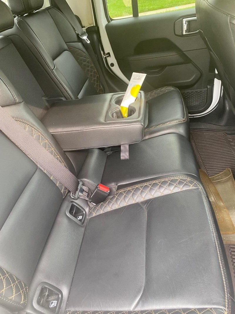 Jeep Gladiator Vehicle Full-screen Gallery Image 9