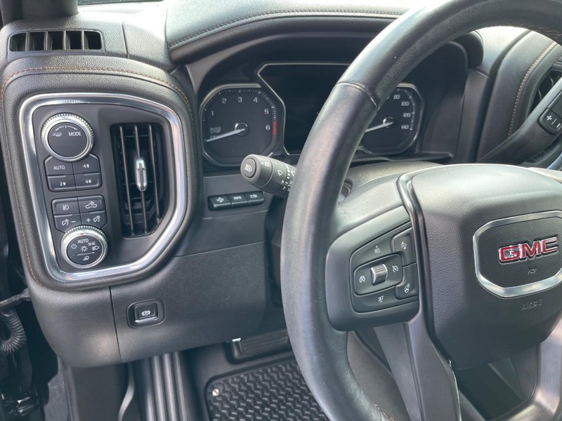 GMC Sierra 1500 Vehicle Full-screen Gallery Image 12