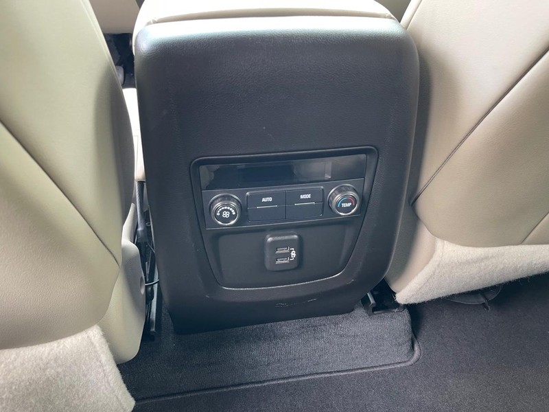 Buick Enclave Vehicle Full-screen Gallery Image 15