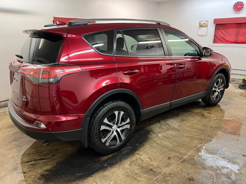 Toyota RAV4 Vehicle Full-screen Gallery Image 3