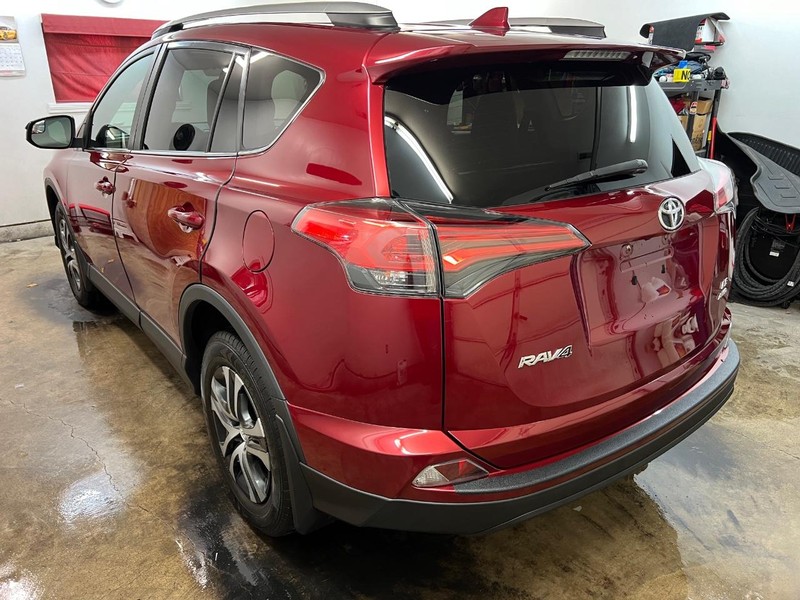 Toyota RAV4 Vehicle Full-screen Gallery Image 4