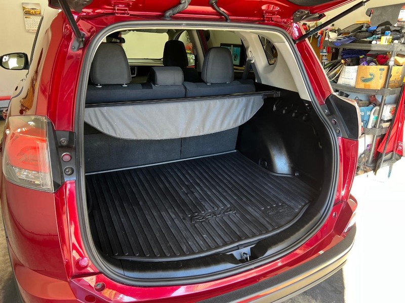 Toyota RAV4 Vehicle Full-screen Gallery Image 5