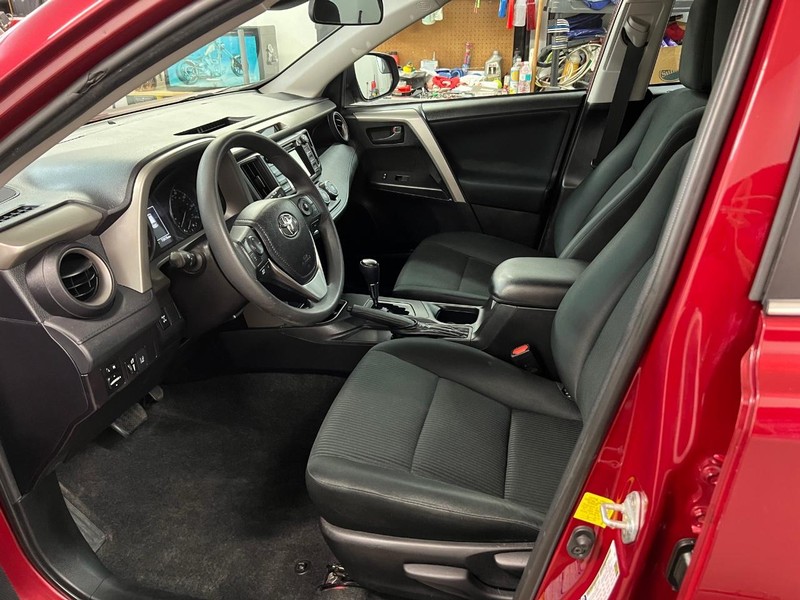 Toyota RAV4 Vehicle Full-screen Gallery Image 6