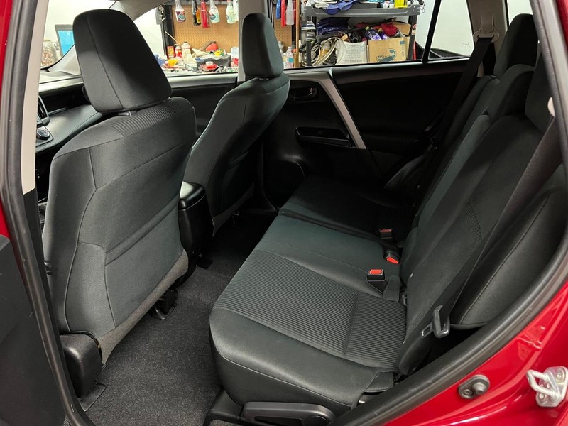 Toyota RAV4 Vehicle Full-screen Gallery Image 8