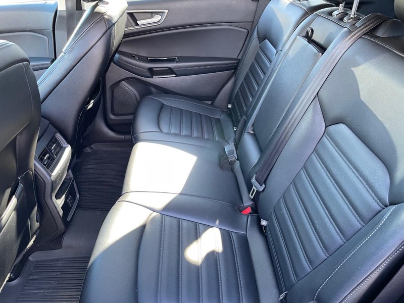 Ford Edge Vehicle Full-screen Gallery Image 12