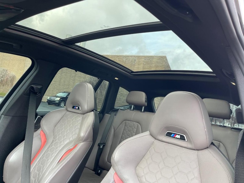 BMW X3 M Vehicle Full-screen Gallery Image 17