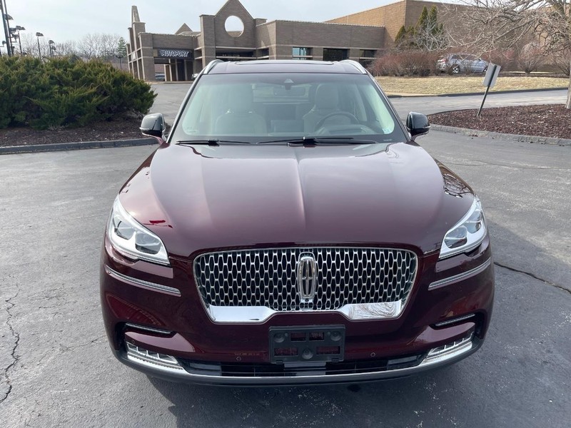 Lincoln Aviator Vehicle Full-screen Gallery Image 2
