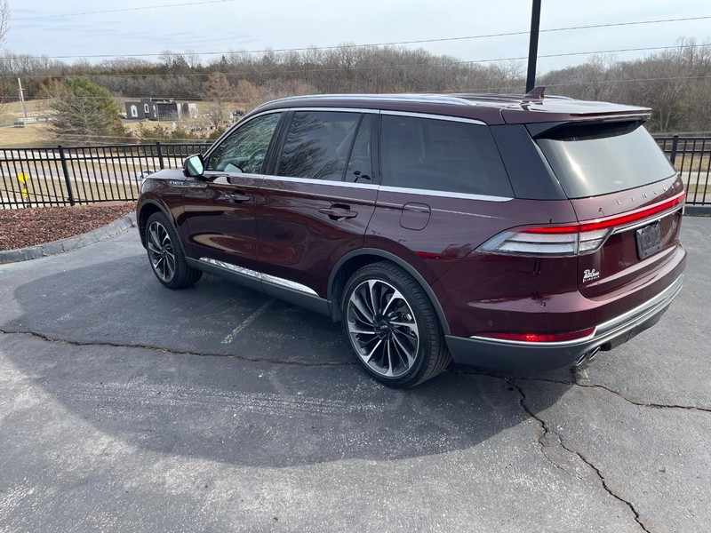 Lincoln Aviator Vehicle Full-screen Gallery Image 4