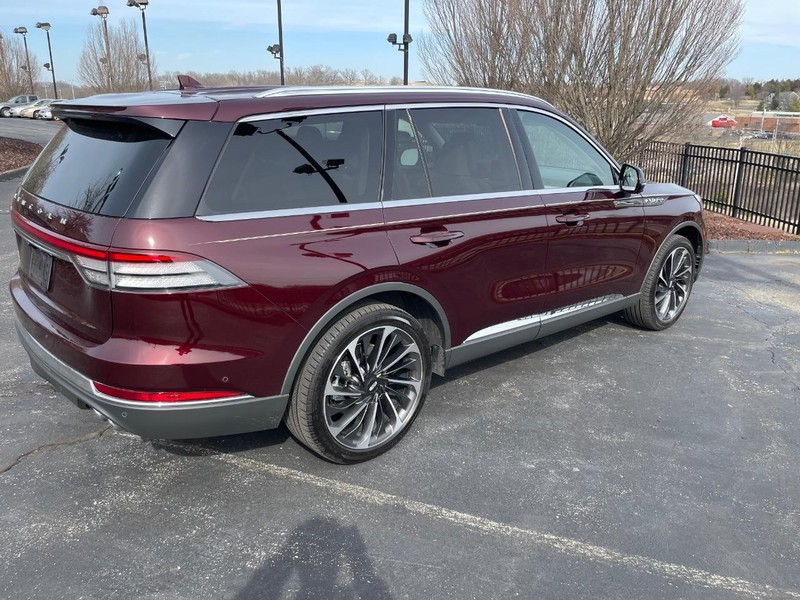 Lincoln Aviator Vehicle Full-screen Gallery Image 5