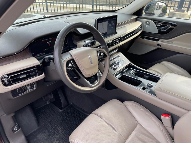 Lincoln Aviator Vehicle Full-screen Gallery Image 7
