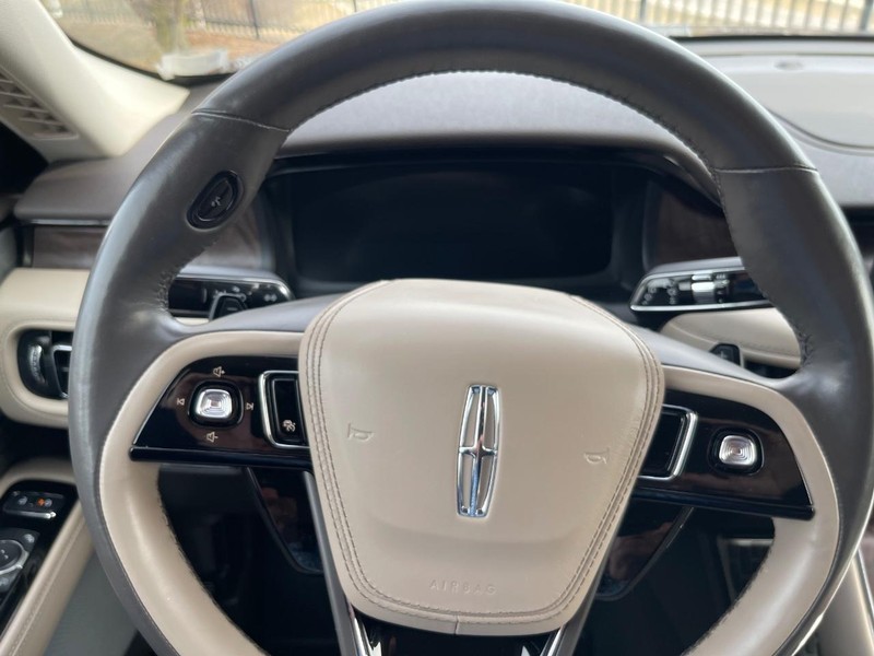 Lincoln Aviator Vehicle Full-screen Gallery Image 8