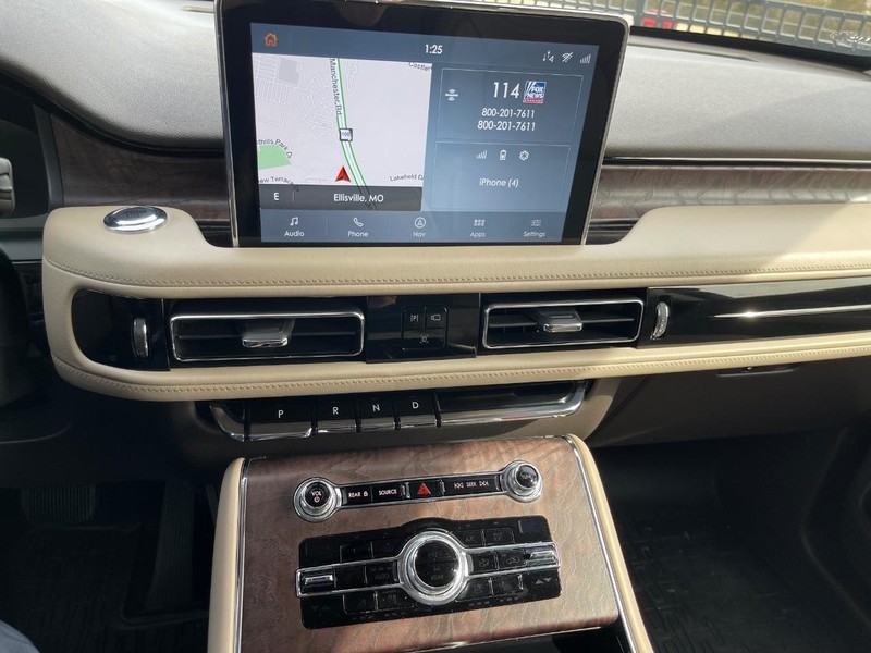 Lincoln Aviator Vehicle Full-screen Gallery Image 9