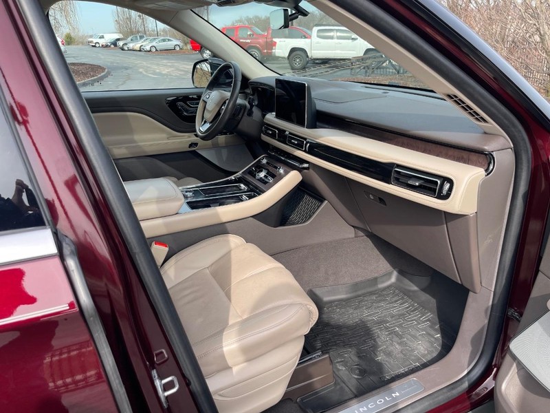 Lincoln Aviator Vehicle Full-screen Gallery Image 10