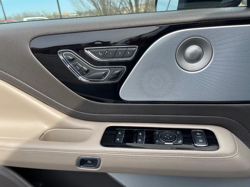 Lincoln Aviator Vehicle Full-screen Gallery Image 11
