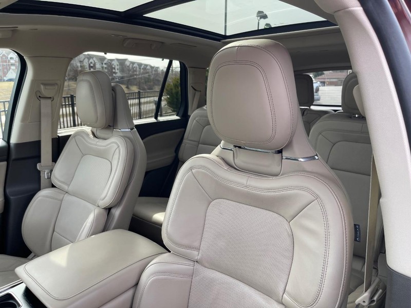 Lincoln Aviator Vehicle Full-screen Gallery Image 12