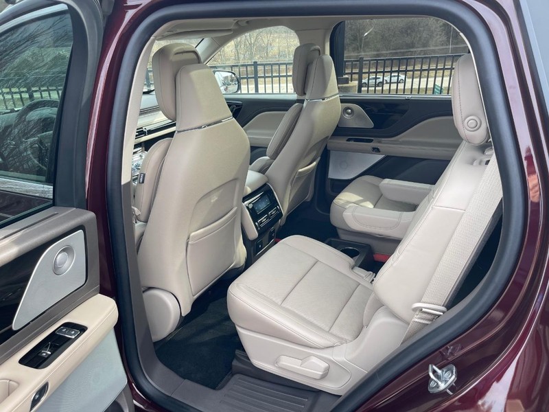 Lincoln Aviator Vehicle Full-screen Gallery Image 13