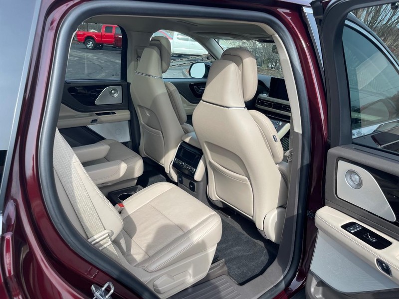 Lincoln Aviator Vehicle Full-screen Gallery Image 15