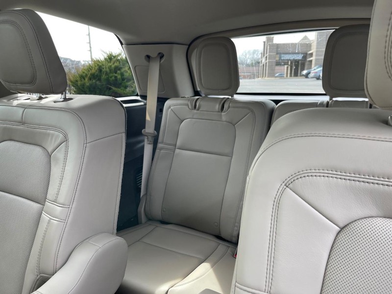 Lincoln Aviator Vehicle Full-screen Gallery Image 16