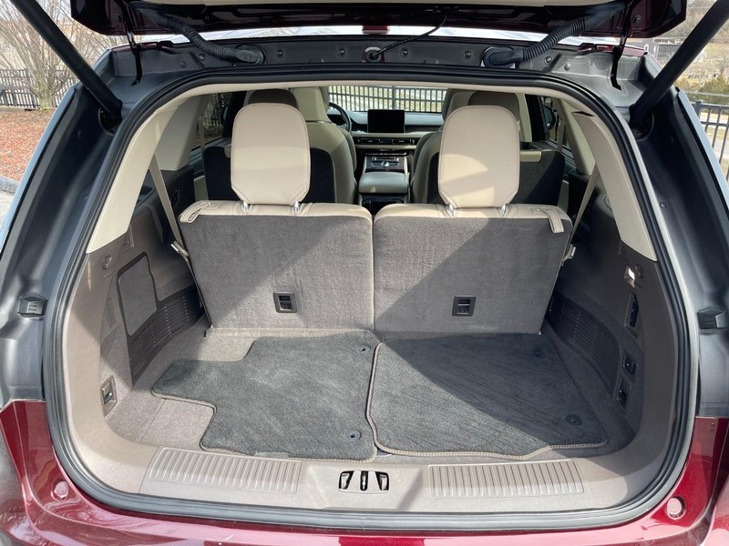 Lincoln Aviator Vehicle Full-screen Gallery Image 17