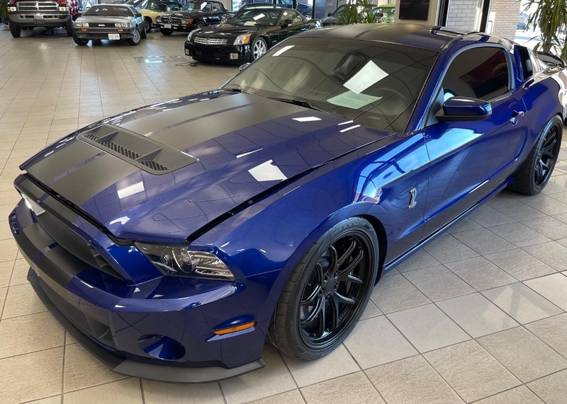 Ford Mustang Vehicle Full-screen Gallery Image 2
