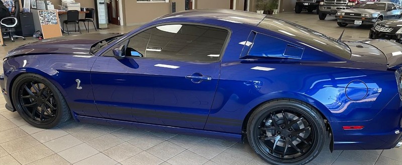 Ford Mustang Vehicle Full-screen Gallery Image 3