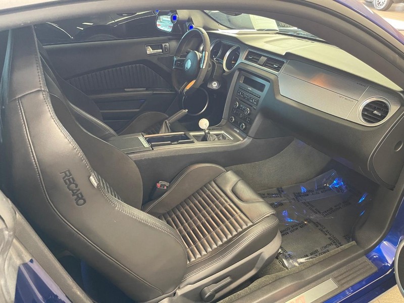Ford Mustang Vehicle Full-screen Gallery Image 7