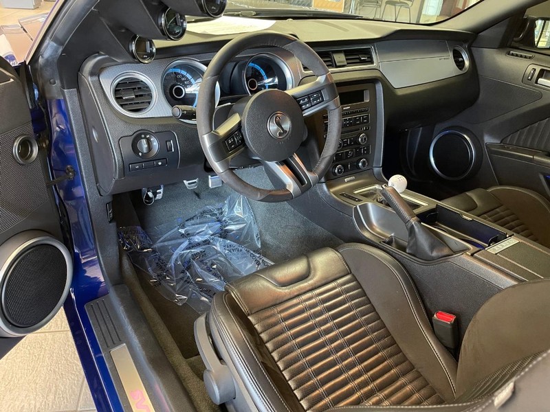 Ford Mustang Vehicle Full-screen Gallery Image 8