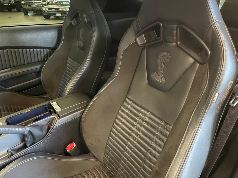 Ford Mustang Vehicle Full-screen Gallery Image 9