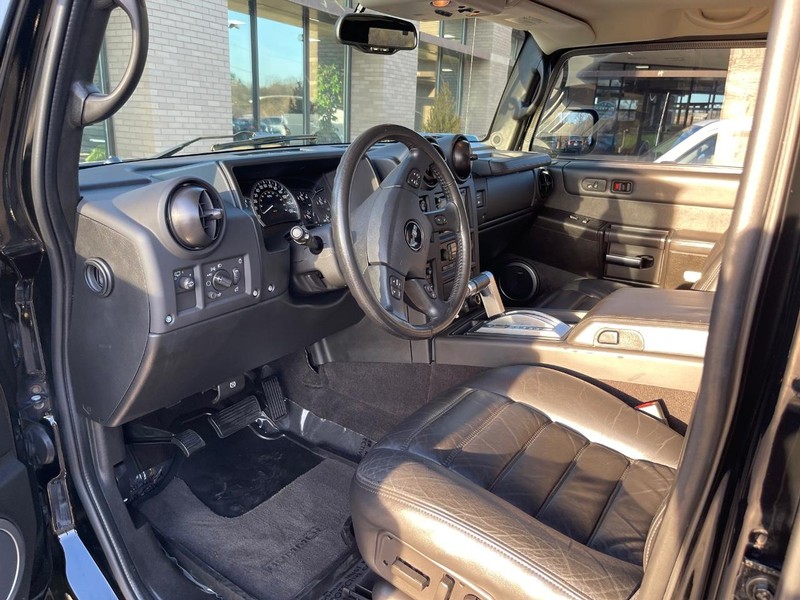 HUMMER H2 Vehicle Full-screen Gallery Image 7