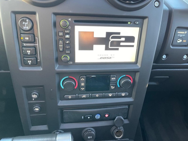 HUMMER H2 Vehicle Full-screen Gallery Image 13