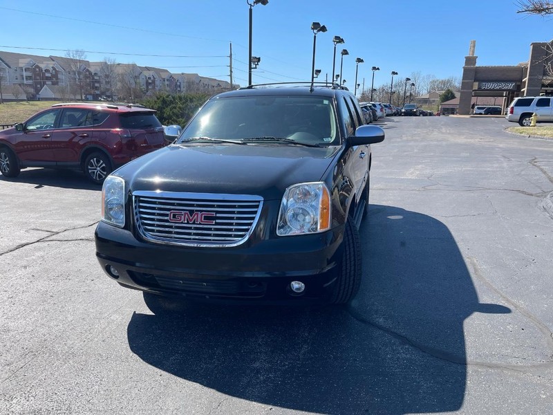 GMC Yukon Vehicle Full-screen Gallery Image 2